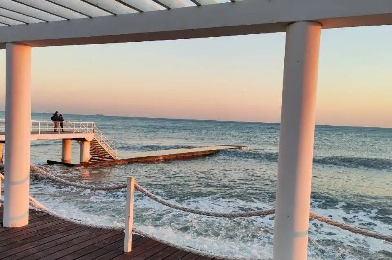 Деревянный домик у озера Абрау