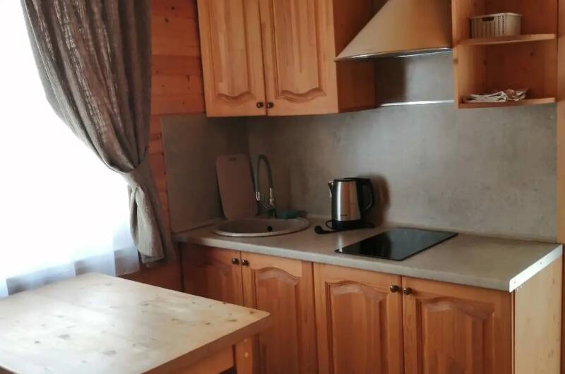 Деревянный домик у озера Абрау