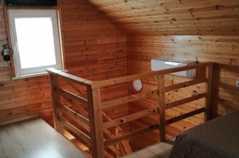 Деревянный домик у озера Абрау