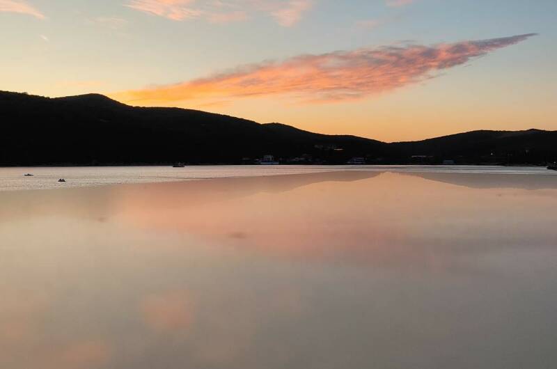 Деревянный домик у озера Абрау