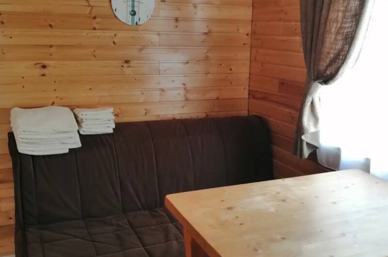 Деревянный домик у озера Абрау