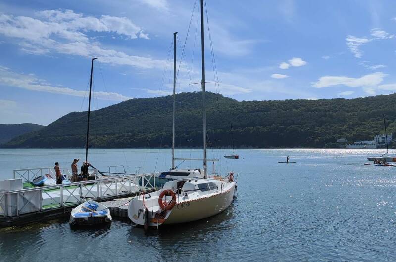 Деревянный домик у озера Абрау