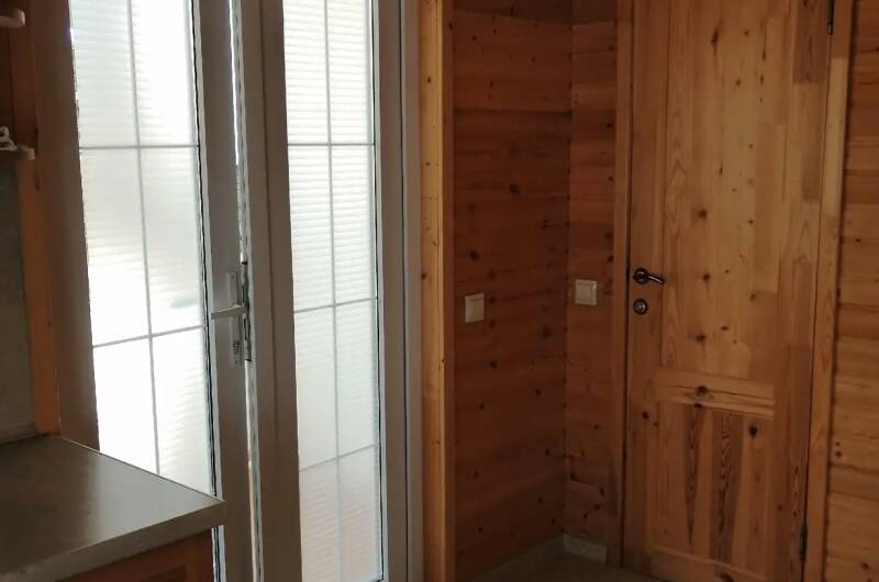 Деревянный домик у озера Абрау