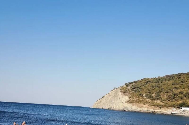 Деревянный домик у озера Абрау